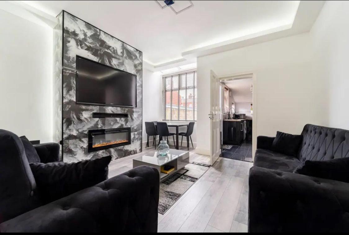Apartment 3 Bedroom House With Modern Interior, Close To The Etihad Stadium