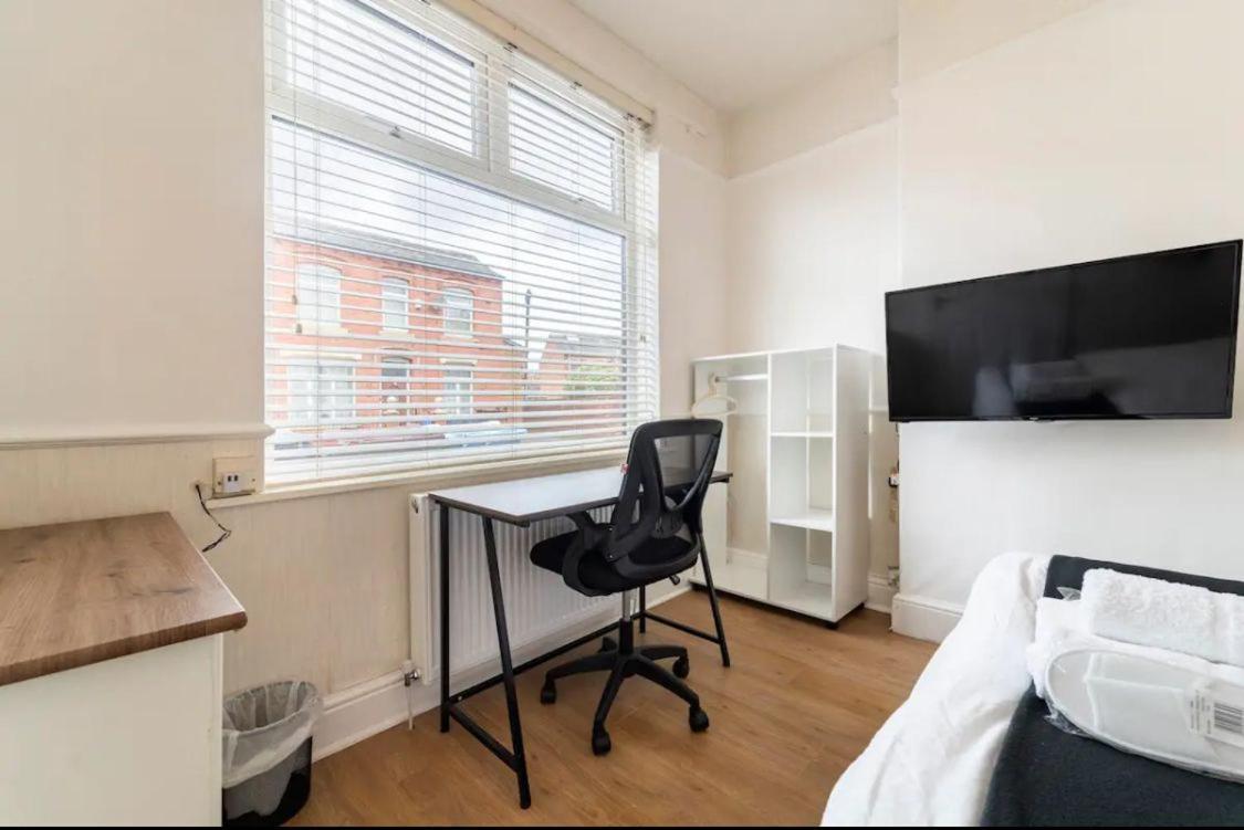 3 Bedroom House With Modern Interior, Close To The Etihad Stadium Manchester