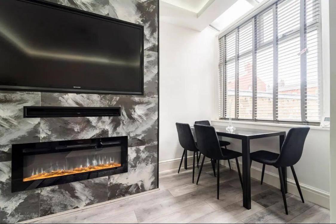 3 Bedroom House With Modern Interior, Close To The Etihad Stadium