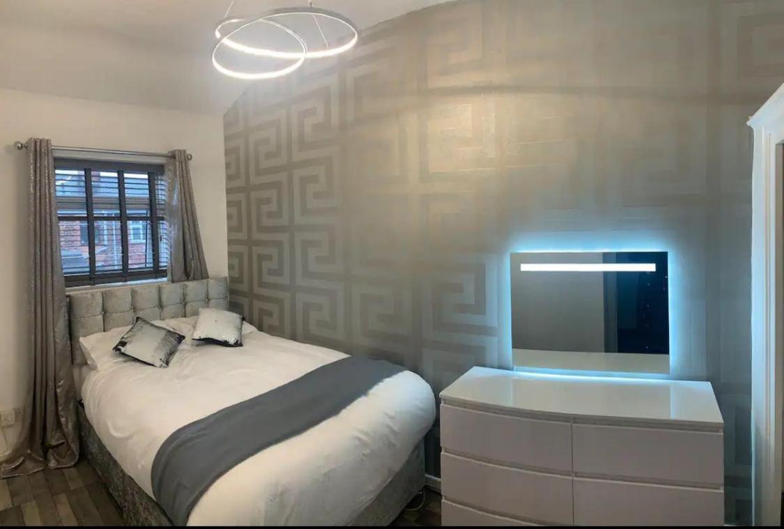 Apartment 3 Bedroom House With Modern Interior, Close To The Etihad Stadium *