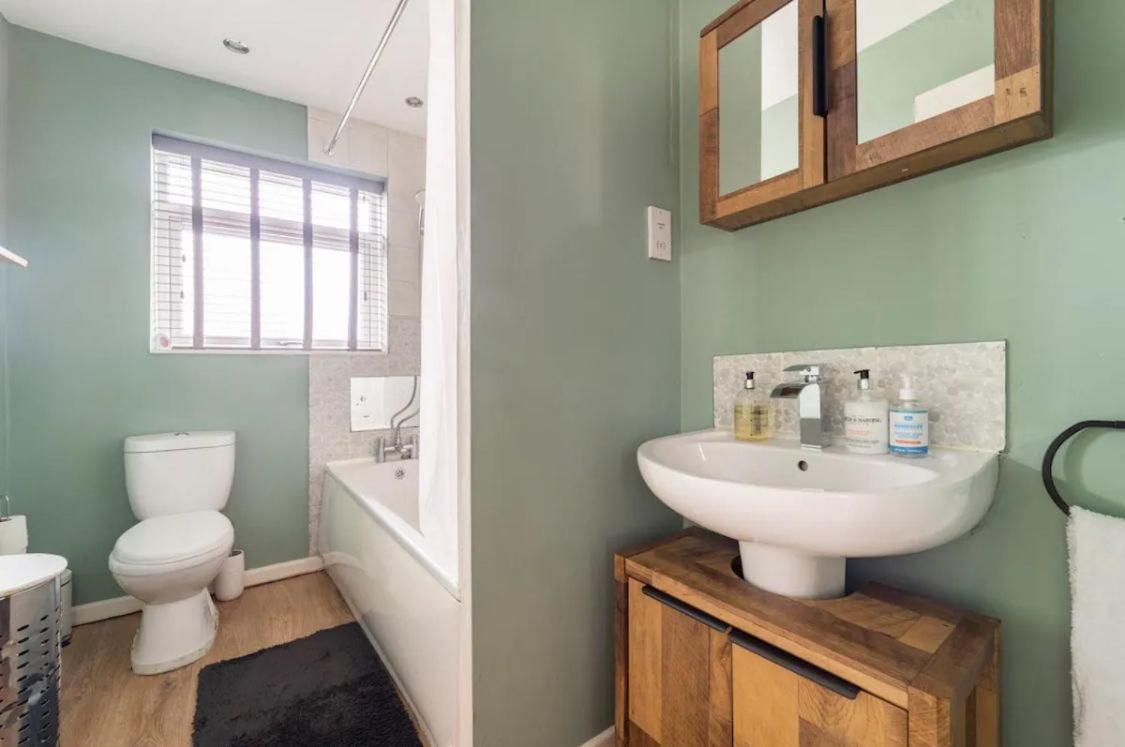 3 Bedroom House With Modern Interior, Close To The Etihad Stadium