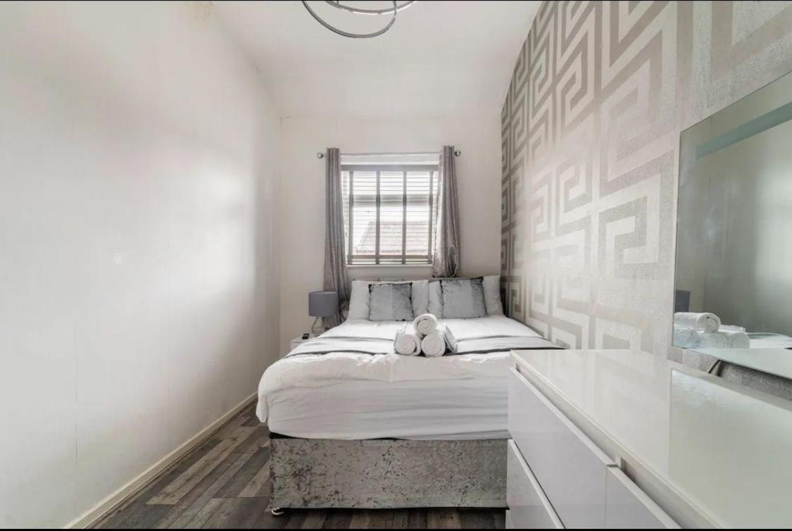 3 Bedroom House With Modern Interior, Close To The Etihad Stadium Manchester