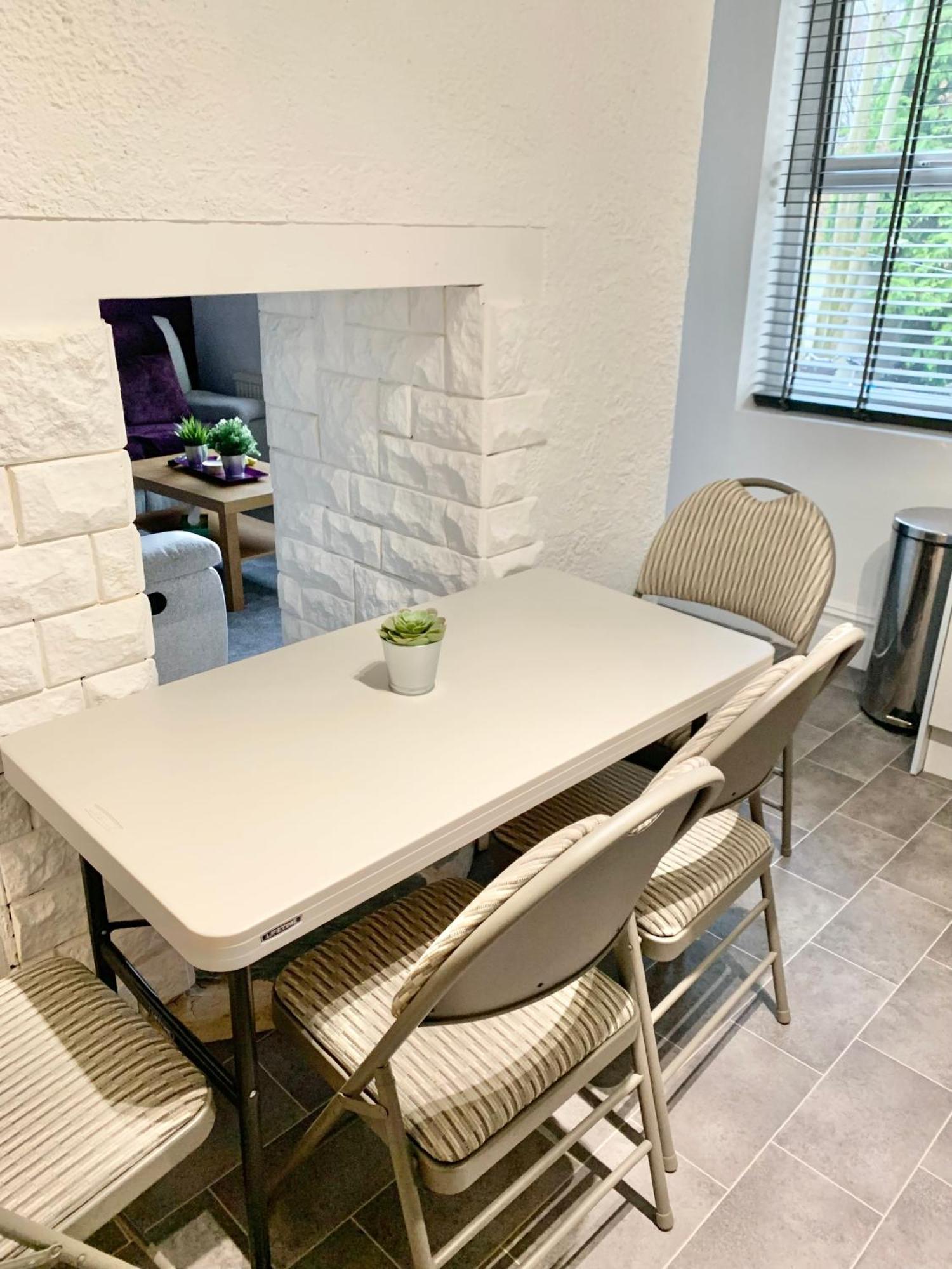 Apartment Purple Blossom, Cosy 2 Bed Apartment, Near Didsbury, Free Parking *