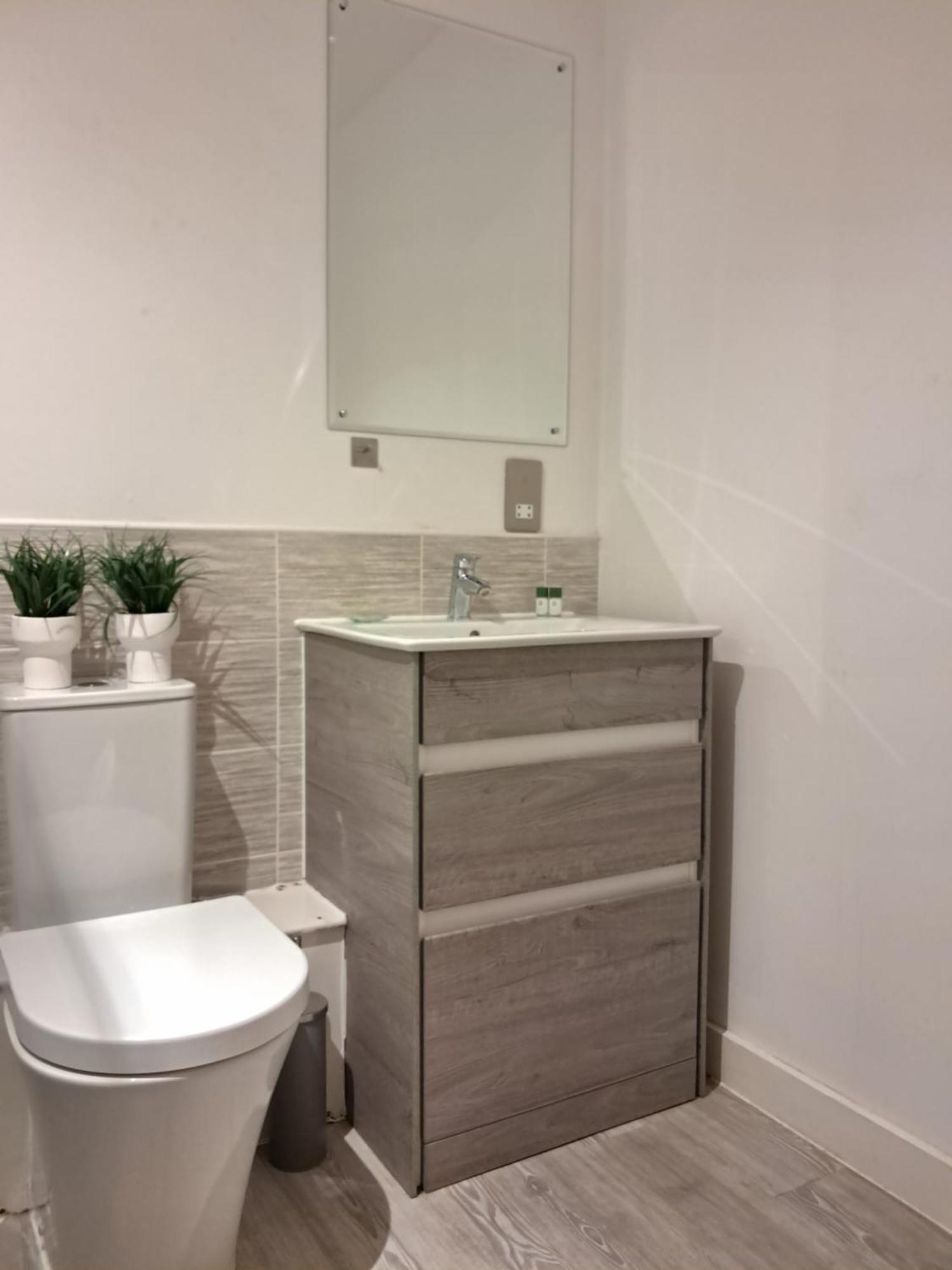 5mins Jd Gym Supermarket Retail M60 Centre Salford Queys Media Apartment Manchester