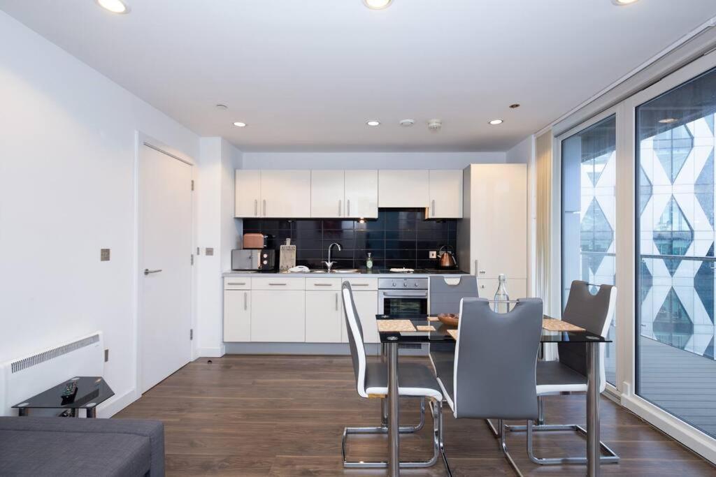 Stylish Mediacity 2bed, Sleeps 6, Amazing Views Apartment Manchester