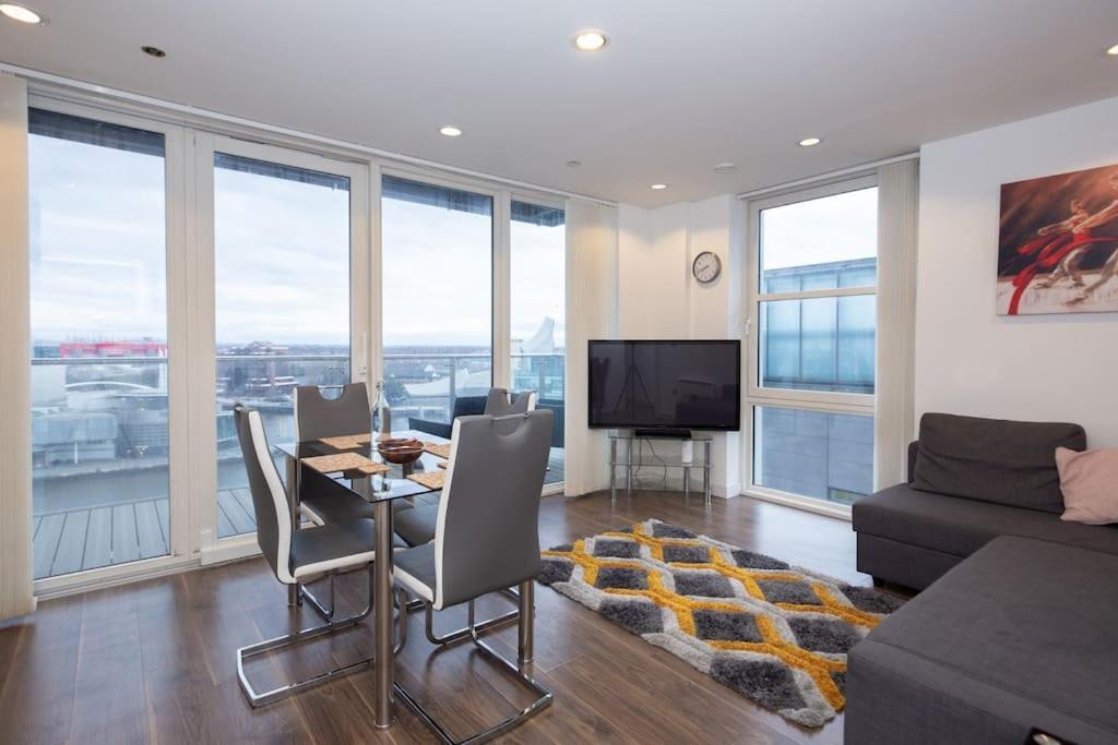 Stylish Mediacity 2bed, Sleeps 6, Amazing Views Apartment