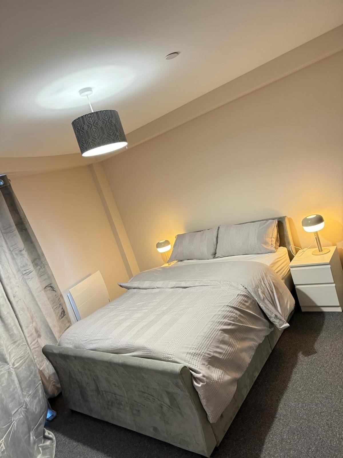 Luxury 2 Bedroom In Centre - Free Parking Apartment
