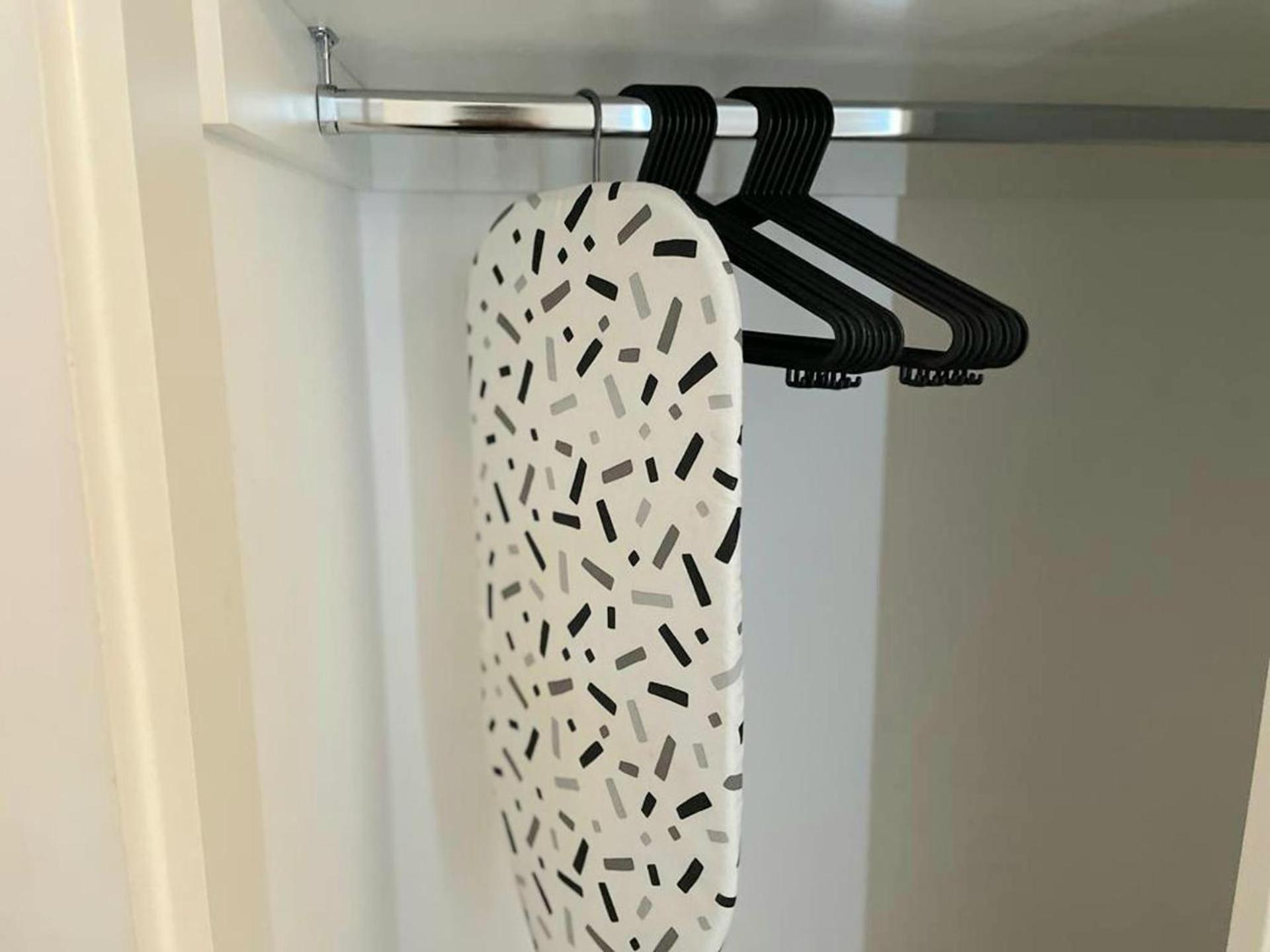 1br-sleeps2-streetsparking Apartment