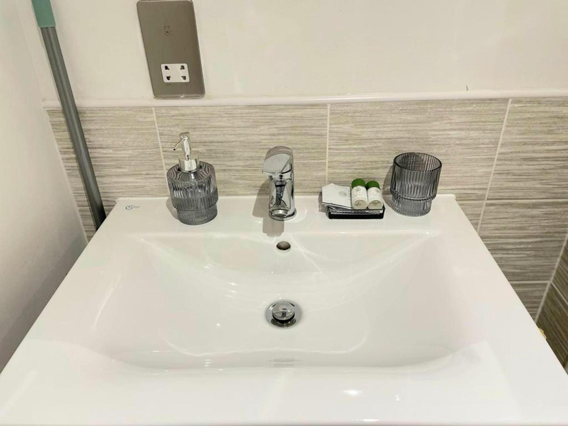 1br-sleeps2-streetsparking