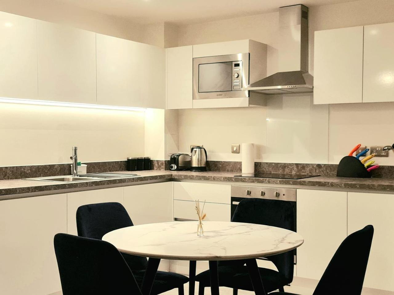 Exquisite Cosy 2-bed In Salford *