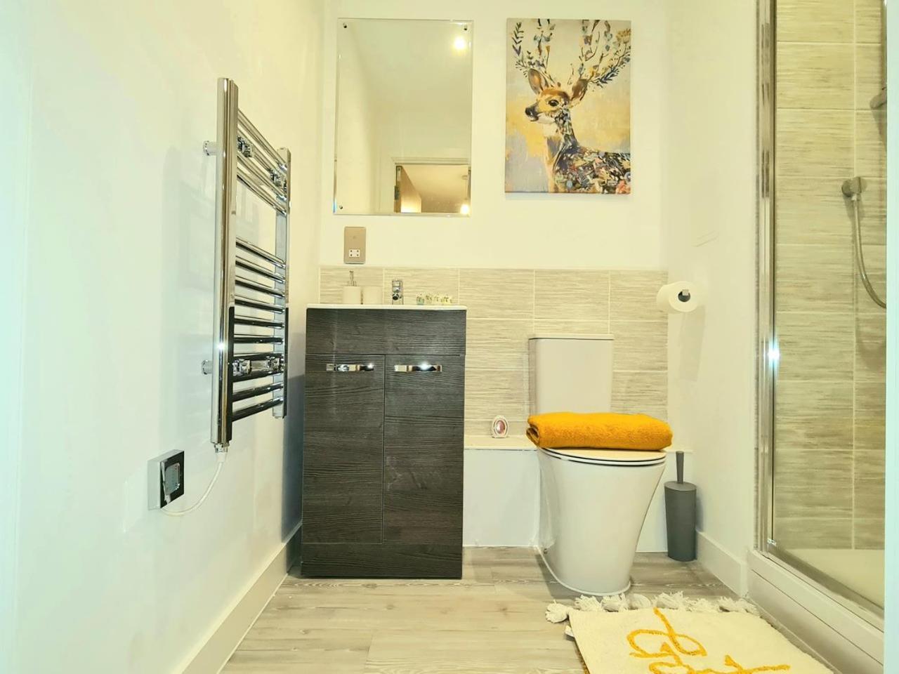 Exquisite Cosy 2-bed In Salford *