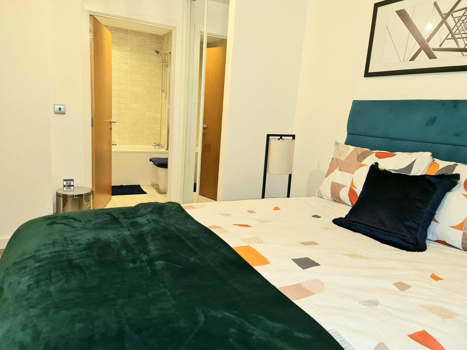Exquisite Cosy 2-bed In Salford *