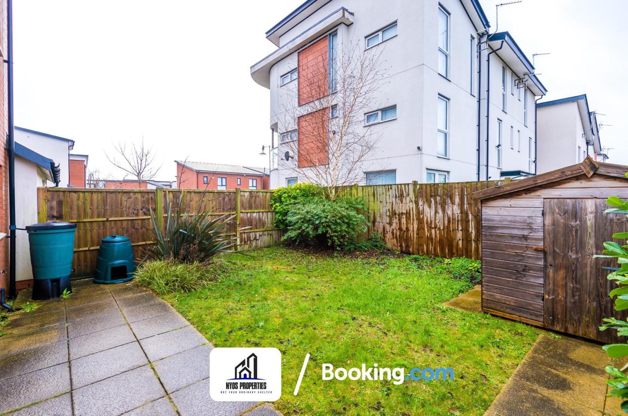 3 Bedroom House By Nyos Short Lets & Serviced With Parking Holiday home Manchester