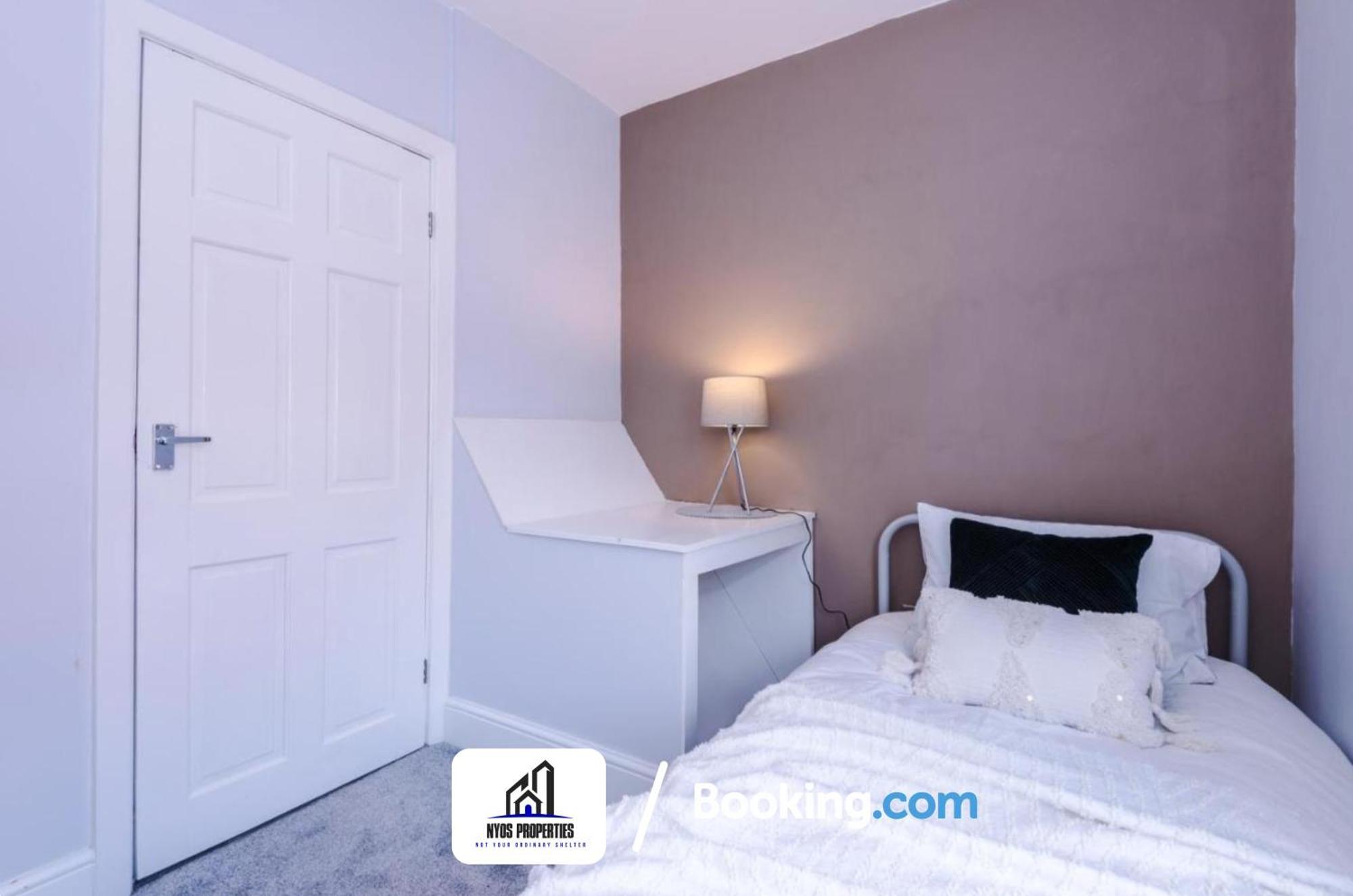 Holiday home 3 Bed House With Parking By Nyos Short Lets & Serviced
