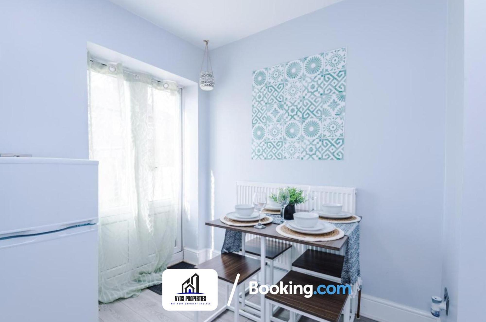 Holiday home 3 Bed House With Parking By Nyos Short Lets & Serviced