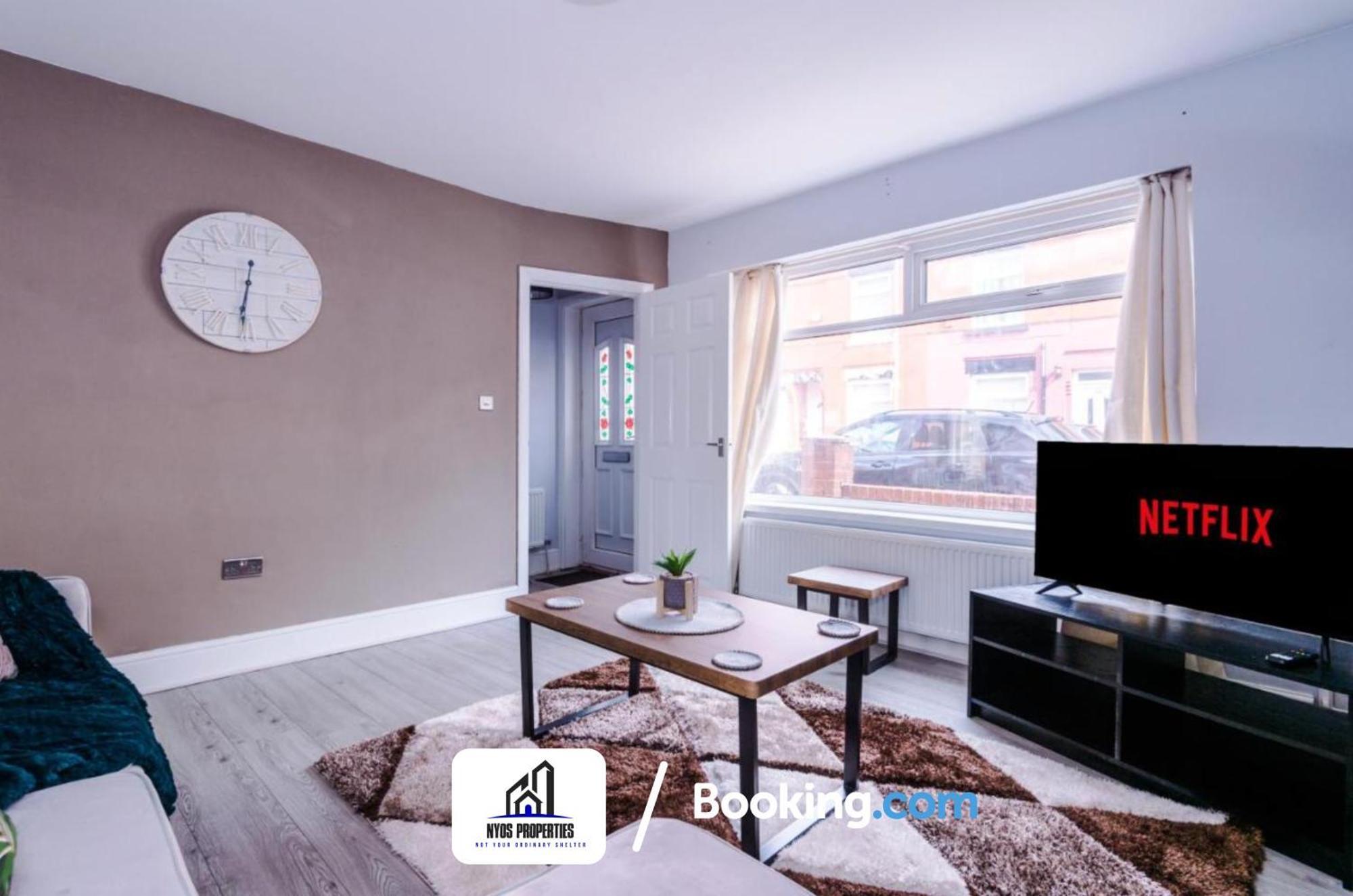 3 Bed House With Parking By Nyos Short Lets & Serviced Holiday home *