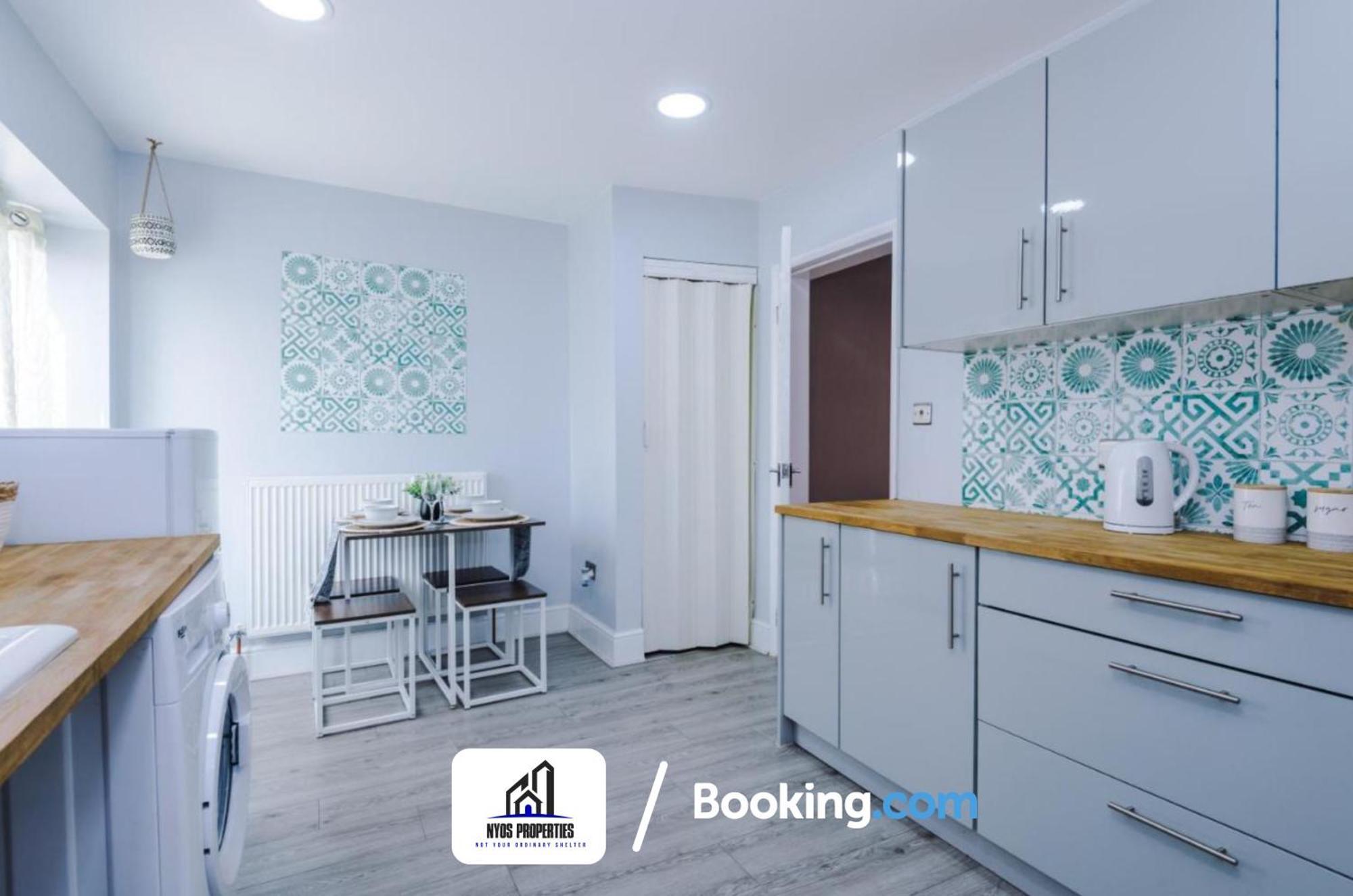 Holiday home 3 Bed House With Parking By Nyos Short Lets & Serviced