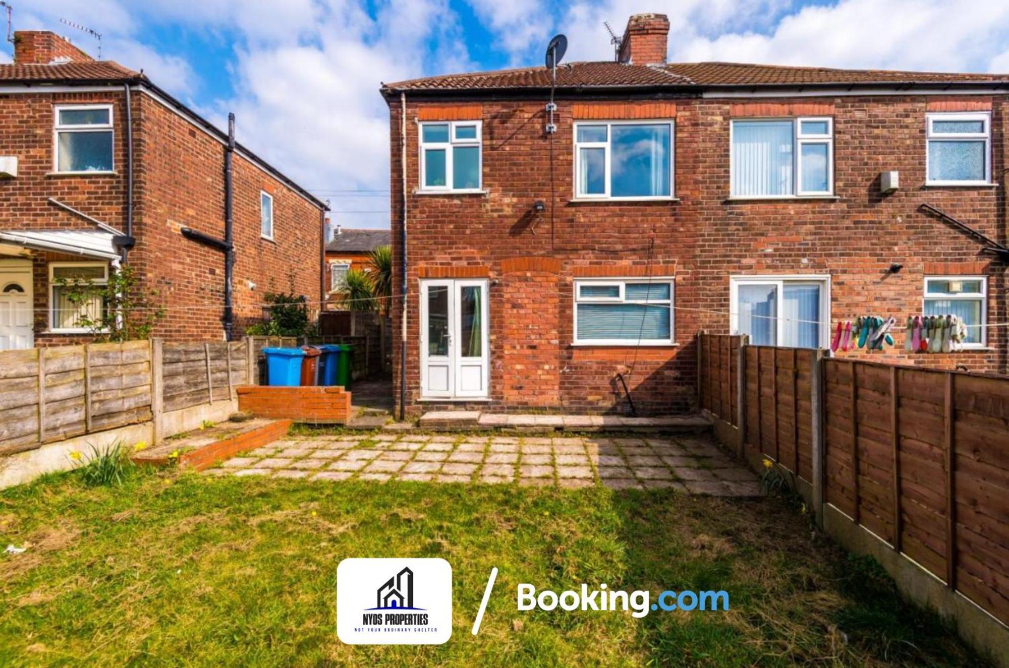 Holiday home 3 Bed House With Parking By Nyos Short Lets & Serviced *