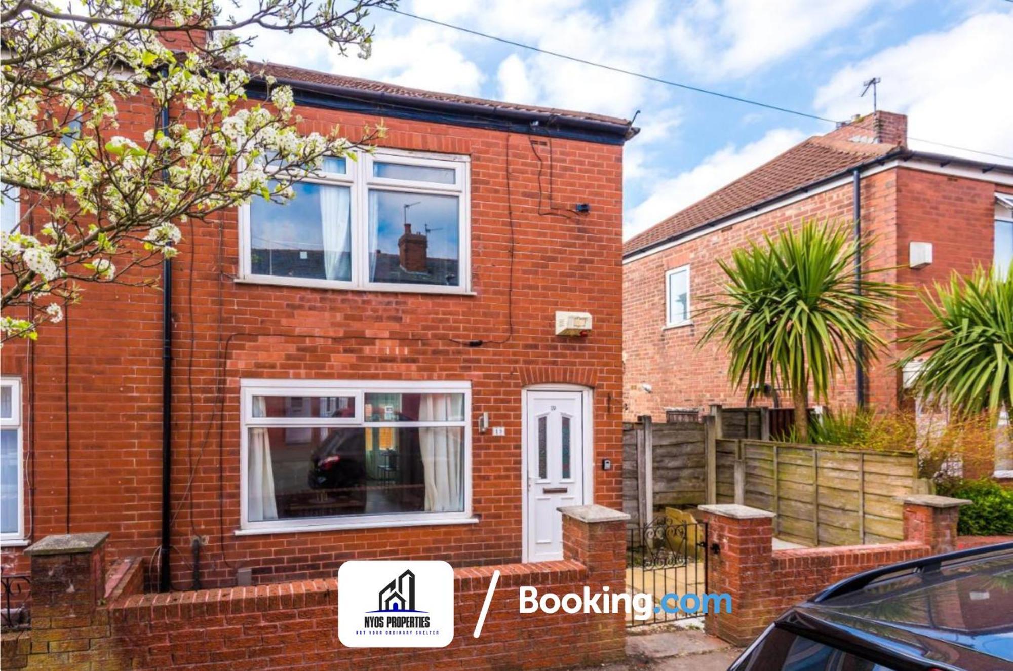 3 Bed House With Parking By Nyos Short Lets & Serviced *