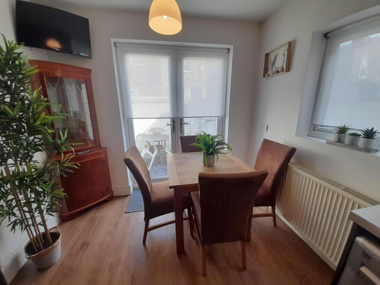 Stylish 4 Bed House - 15 Min To Centre Holiday home *