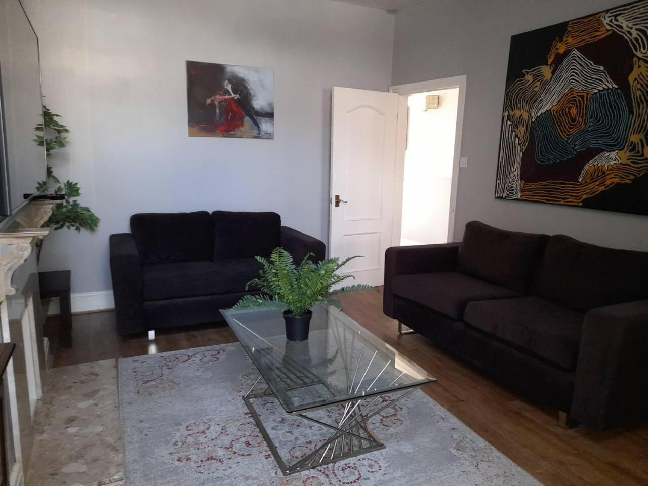 Stylish 4 Bed House - 15 Min To Centre Holiday home