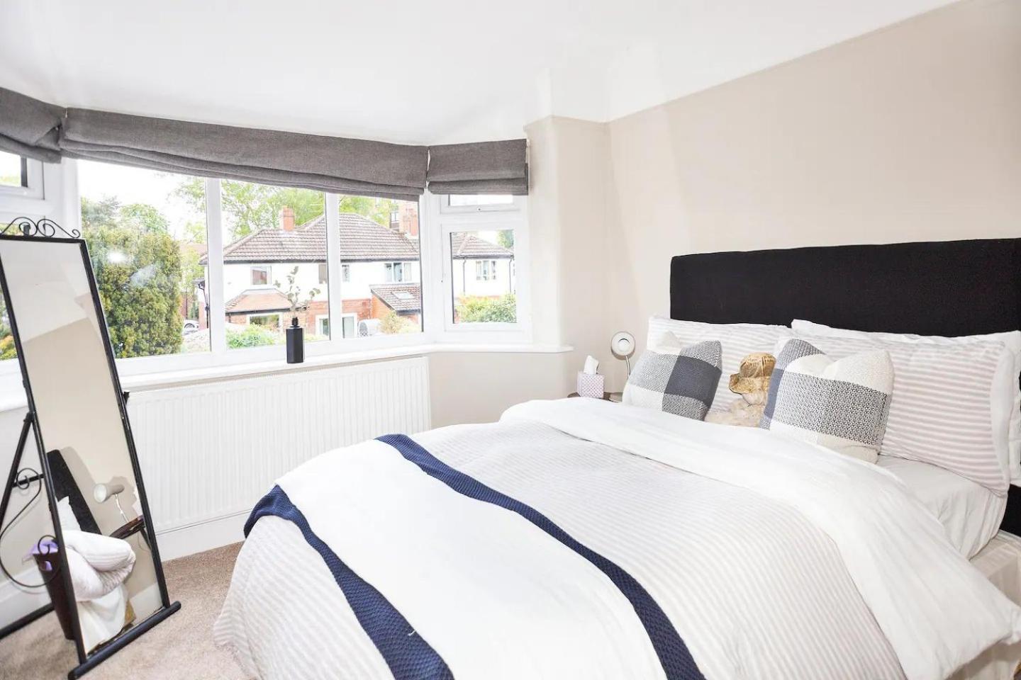 Pass The Keys Picture Perfect Haven In Didsbury Village - Free Parking & Ev Station *