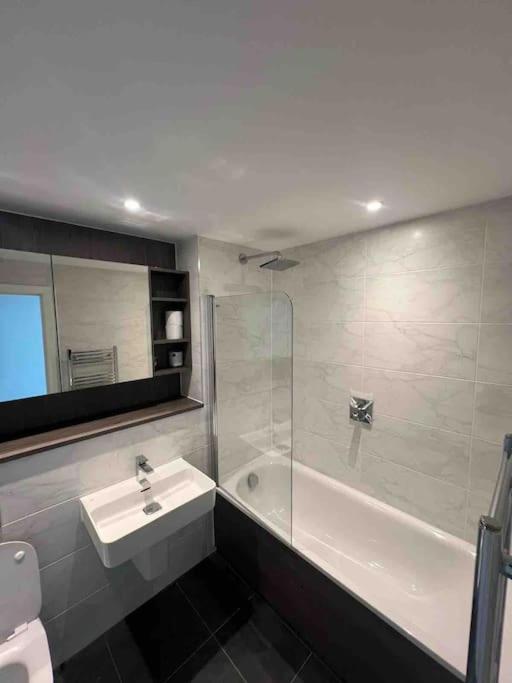 Modern 2 Bed Corner With Gym &