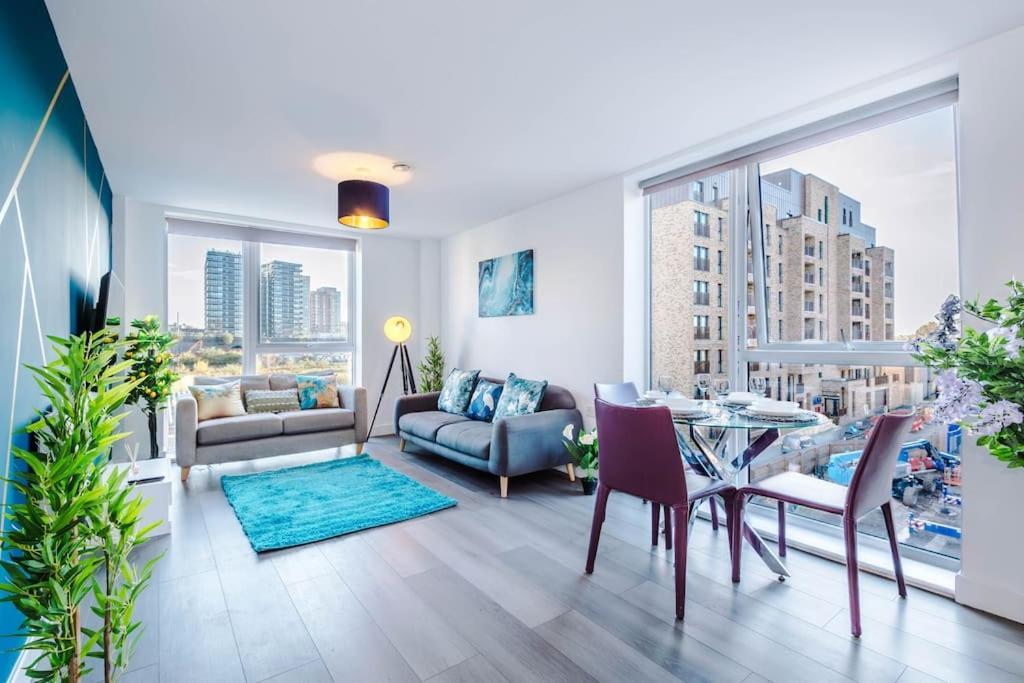 Lux Livin' - Luxury 5 Bed Centre