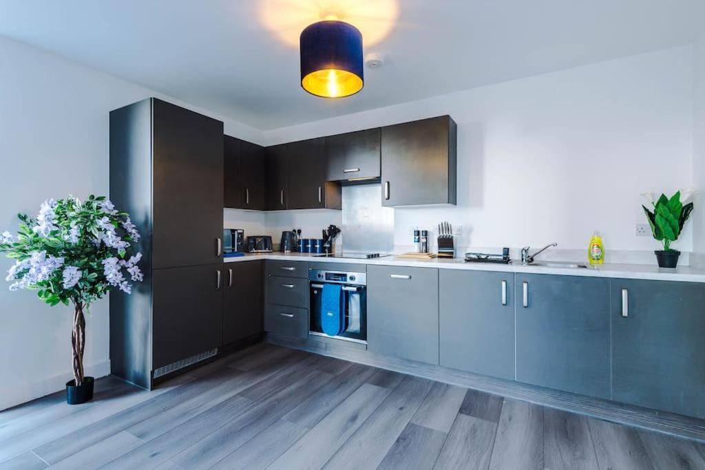 Lux Livin' - Luxury 5 Bed Centre