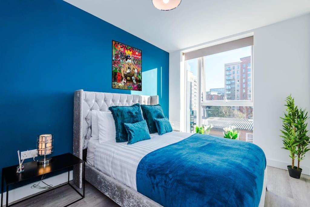 Lux Livin' - Luxury 5 Bed Centre Apartment