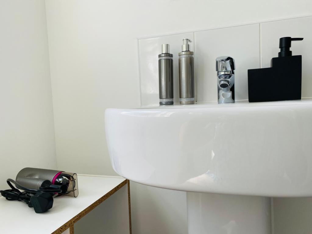 Homestay Modern, Stylish And Central *