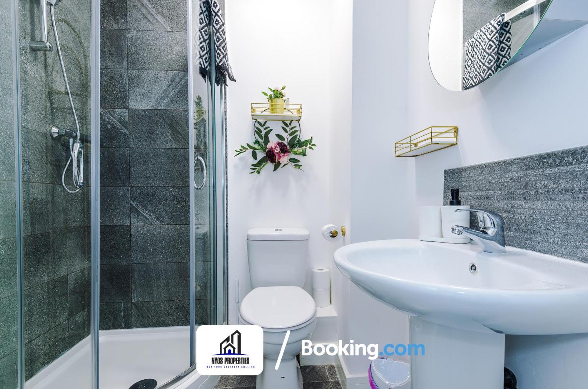 Apartment Media City Apt Sleeps8, 25 Percent Off For Monthly Stays, Business & Leisure