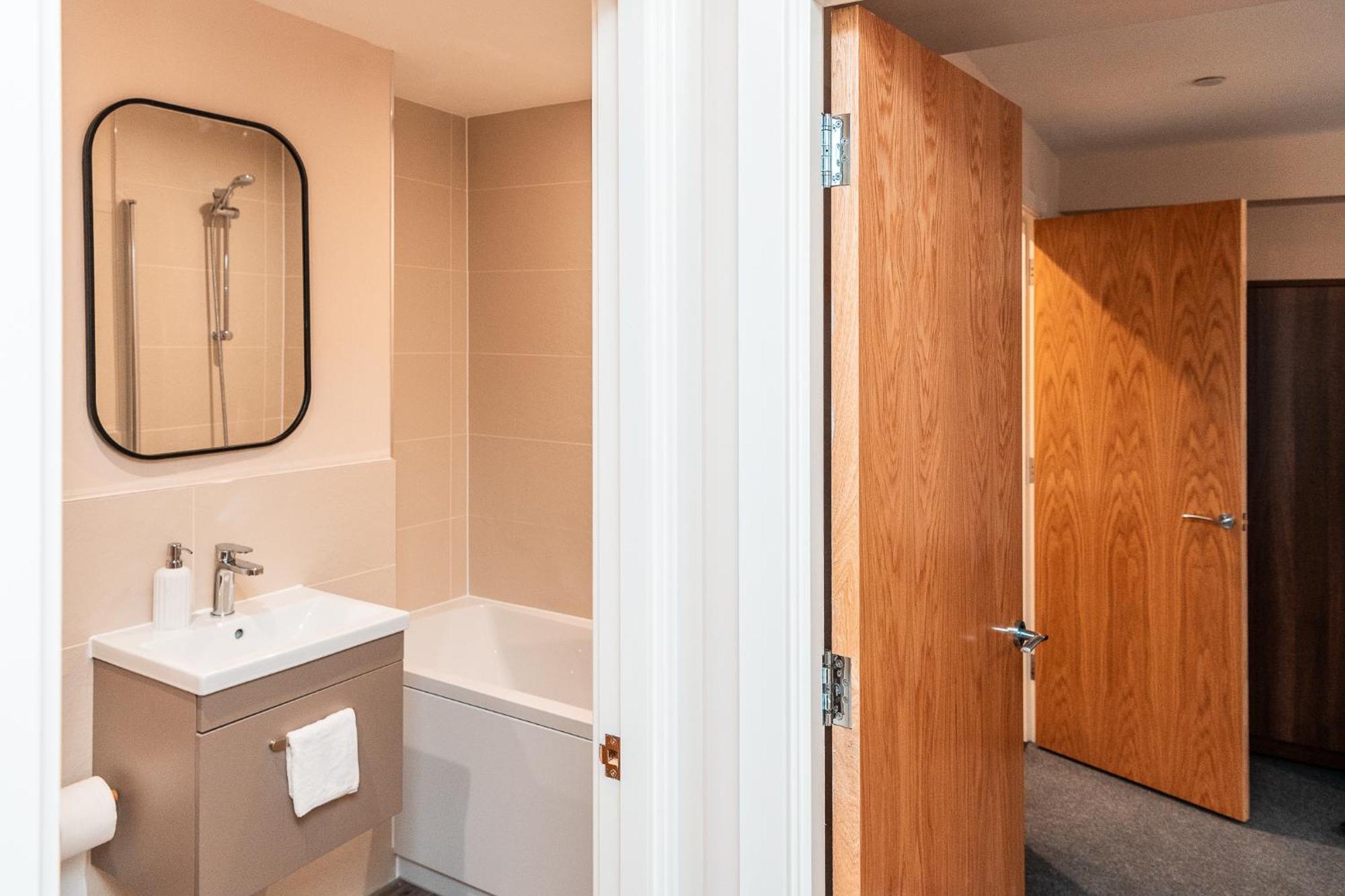 Entire 2 Bedroom And 2 Bathroom In -free Underground Parking Apartment