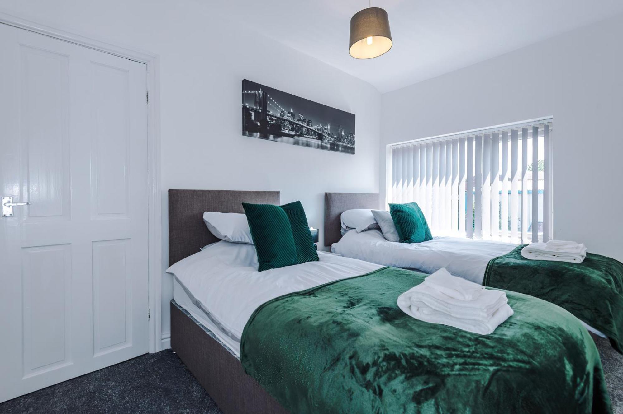 3 Bedroom House With Pool Table And Free Parking - Perfect For Contractors Manchester