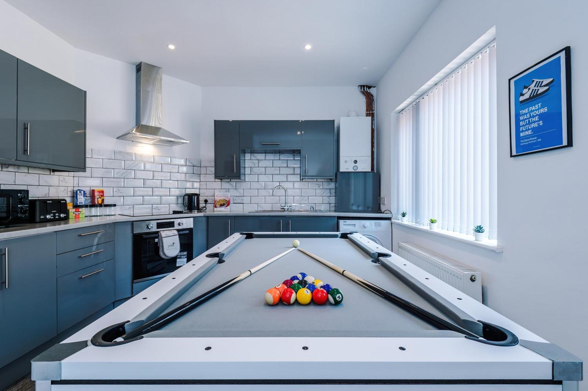 3 Bedroom House With Pool Table And Free Parking - Perfect For Contractors Manchester