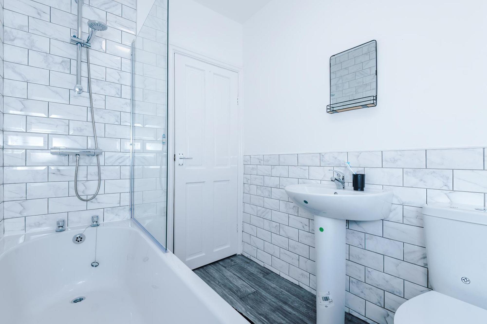 3 Bedroom House With Pool Table And Free Parking - Perfect For Contractors Holiday home