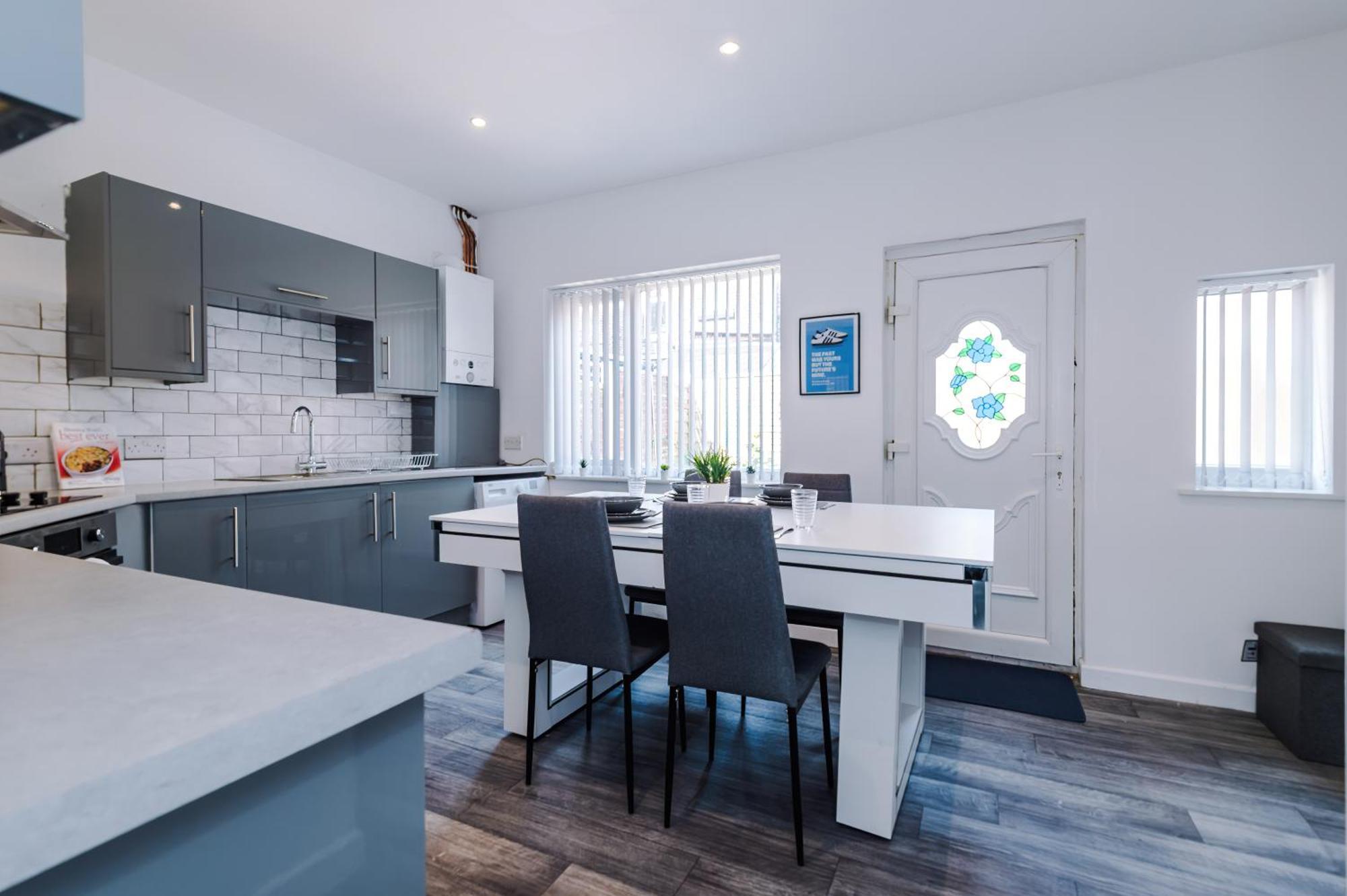 Holiday home 3 Bedroom House With Pool Table And Free Parking - Perfect For Contractors