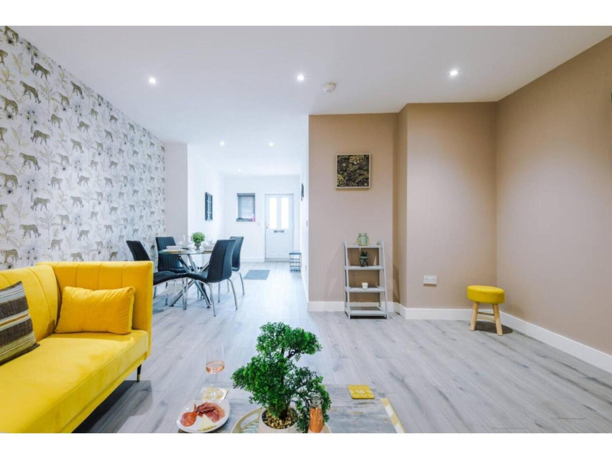 The Ecclesian Deluxe Near Trafford Centre Eccles Train Station Apartment *