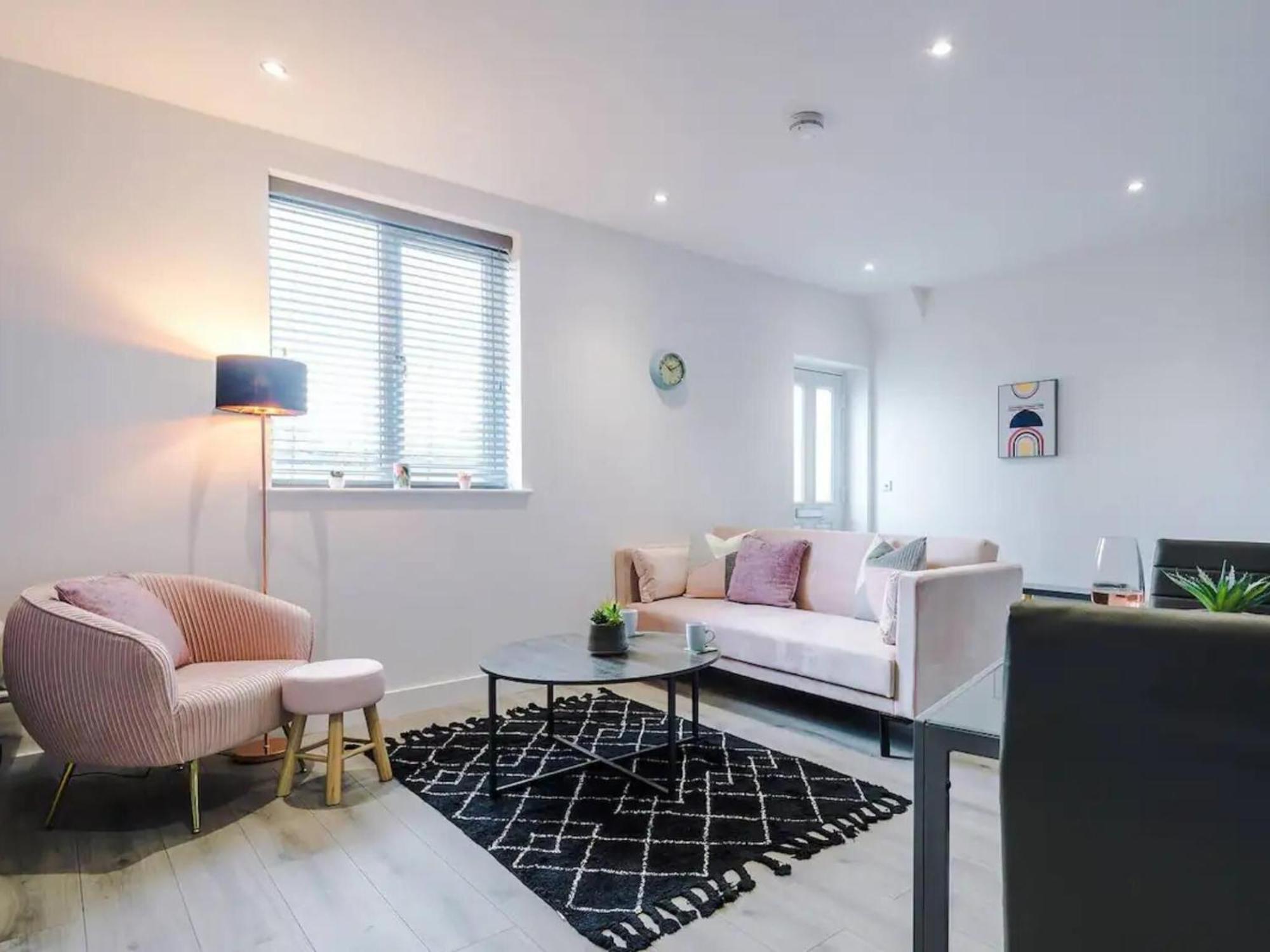 The Ecclesian Deluxe Near Trafford Centre Eccles Train Station Apartment