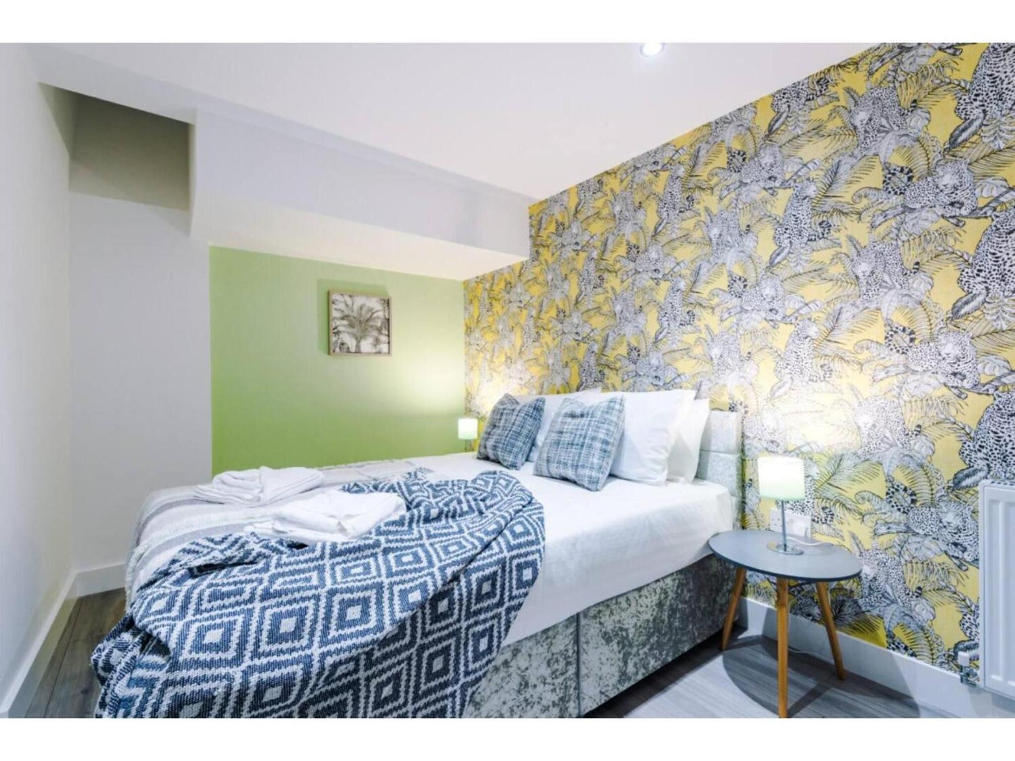 Apartment The Ecclesian Deluxe Near Trafford Centre Eccles Train Station *