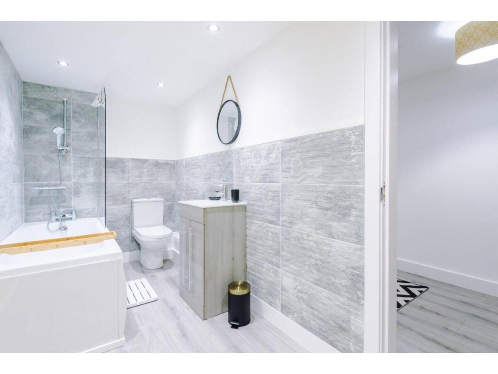 The Ecclesian Deluxe Near Trafford Centre Eccles Train Station Apartment