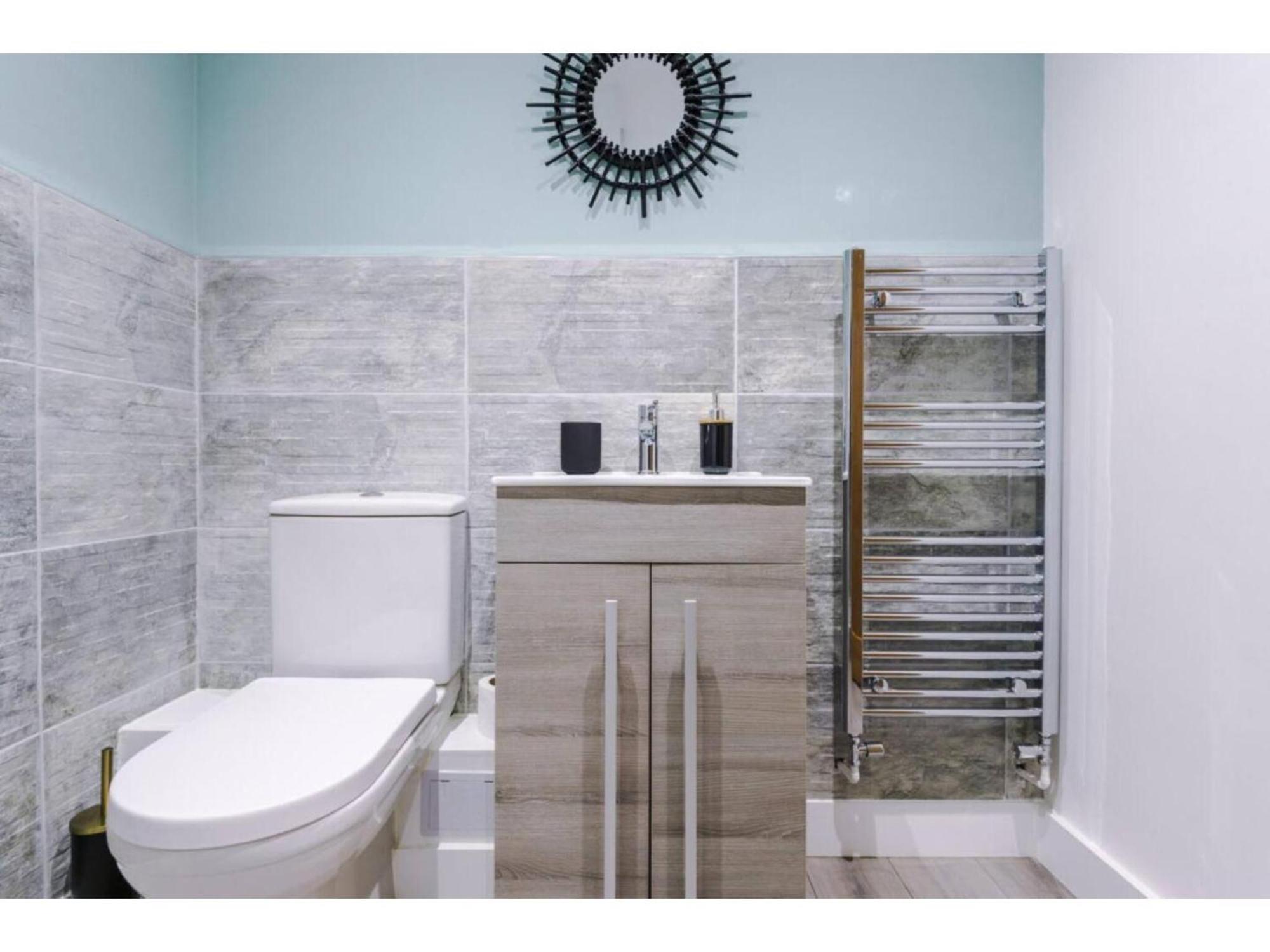 The Ecclesian Deluxe Near Trafford Centre Eccles Train Station Apartment
