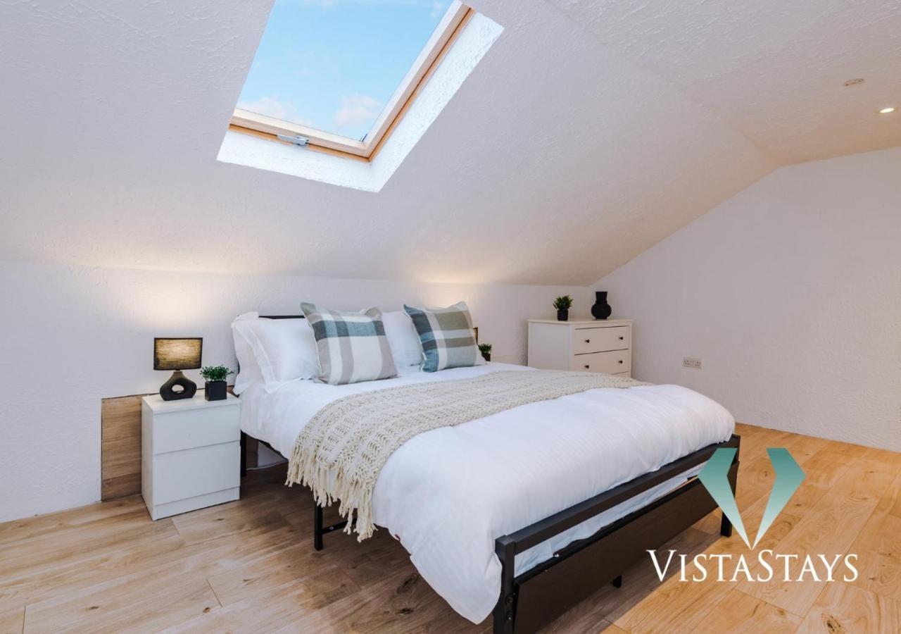 New Modern 4 Bed With Pool Table In By Vista Holiday home Manchester