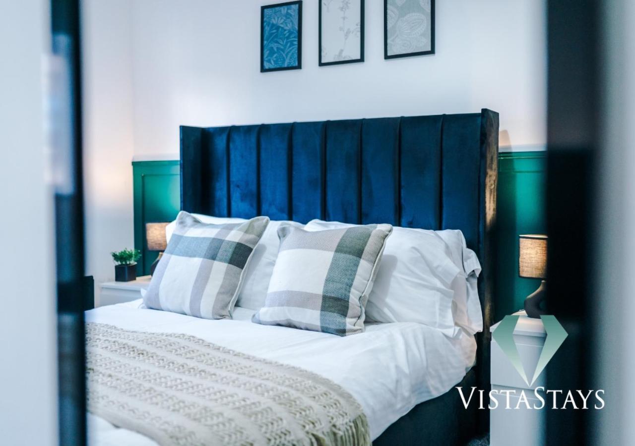 New Modern 4 Bed With Pool Table In By Vista * Manchester