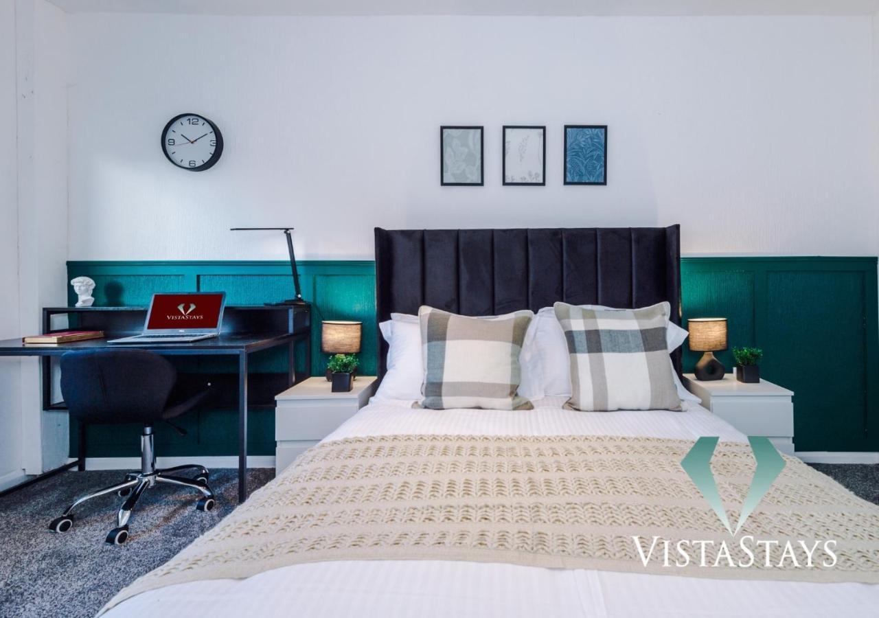 New Modern 4 Bed With Pool Table In By Vista Manchester
