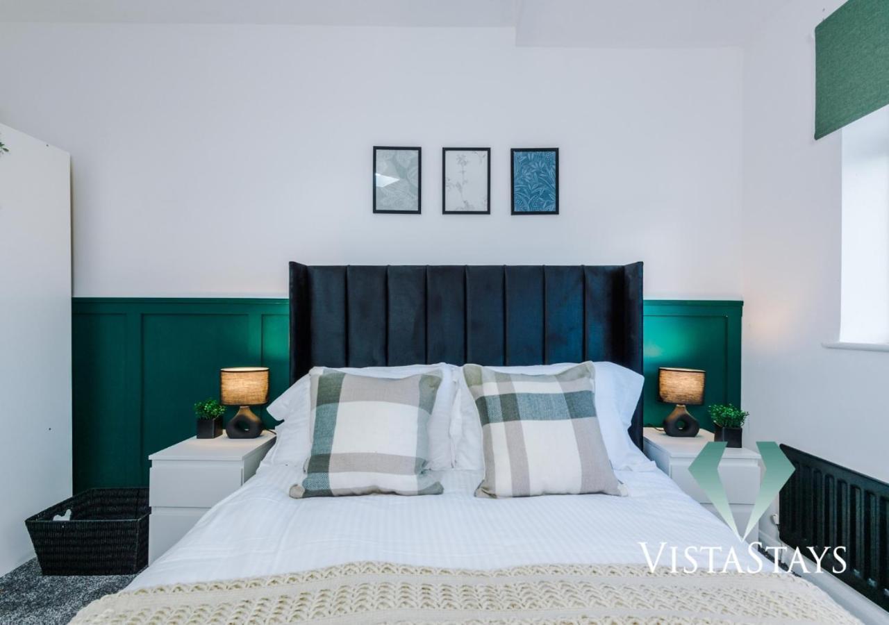 New Modern 4 Bed With Pool Table In By Vista Holiday home