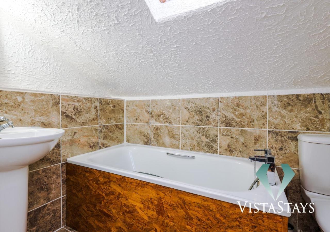 New Modern 4 Bed With Pool Table In By Vista Manchester