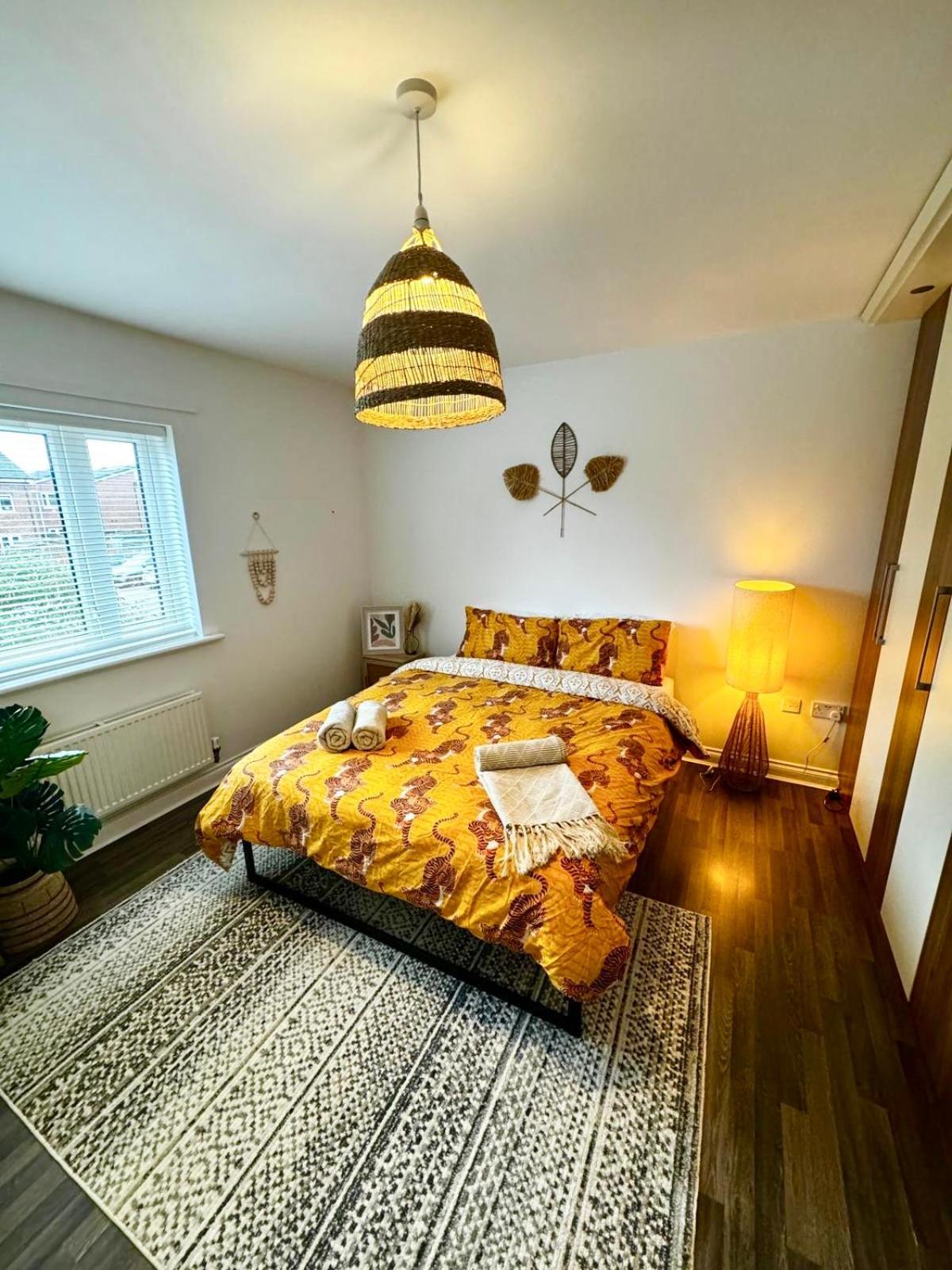 Modern King Bedroom Near Etihad Stadium & The Coop Live Guest house
