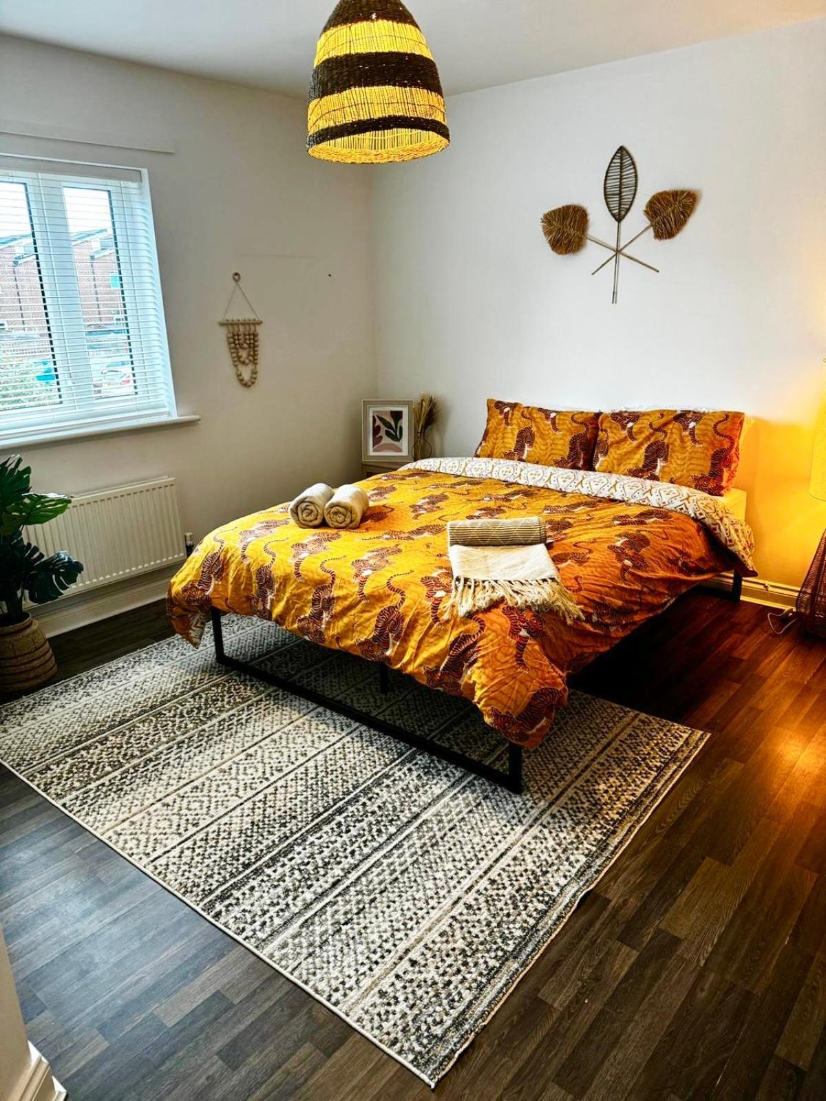 Modern King Bedroom Near Etihad Stadium & The Coop Live Guest house