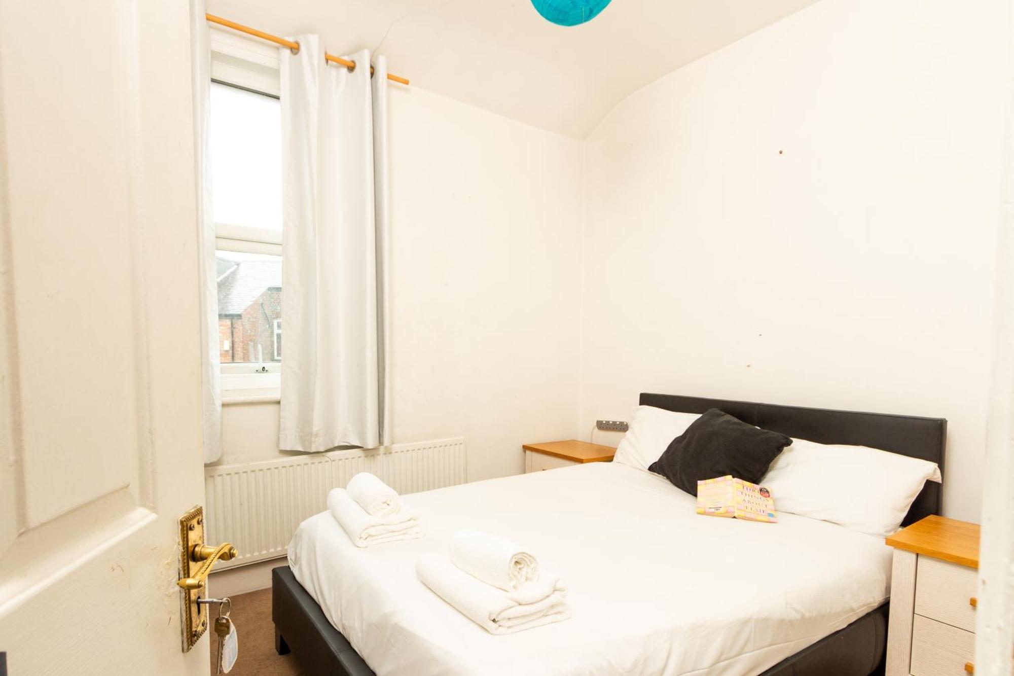 2 - Chic Private Near City Centre Apartment *